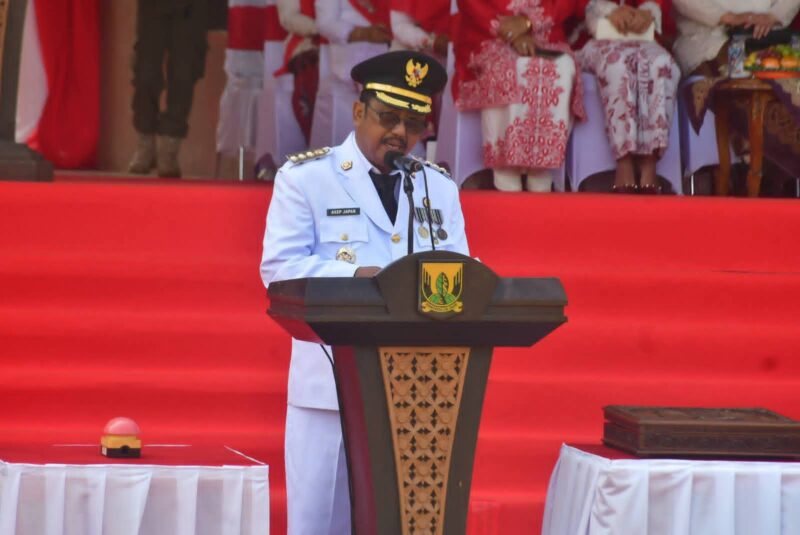 Bupati Sukabumi, Asep Japar, saat menyampaikan amanat dalam Upacara Peringatan HUT RI ke-81, Senin (17/8/2026).