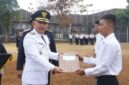 Wakil Bupati Sukabumi, Andreas, saat menyerahkan SK Remisi kepada warga binaan Lapas Kelas IIA Warungkiara, Senin (17/8/2026).