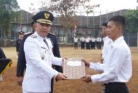 Wakil Bupati Sukabumi, Andreas, saat menyerahkan SK Remisi kepada warga binaan Lapas Kelas IIA Warungkiara, Senin (17/8/2026).