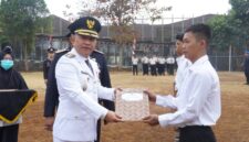 Wakil Bupati Sukabumi, Andreas, saat menyerahkan SK Remisi kepada warga binaan Lapas Kelas IIA Warungkiara, Senin (17/8/2026).