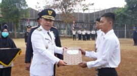 Wakil Bupati Sukabumi, Andreas, saat menyerahkan SK Remisi kepada warga binaan Lapas Kelas IIA Warungkiara, Senin (17/8/2026).