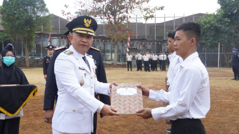 Wakil Bupati Sukabumi, Andreas, saat menyerahkan SK Remisi kepada warga binaan Lapas Kelas IIA Warungkiara, Senin (17/8/2026).