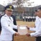 Wakil Bupati Sukabumi, Andreas, saat menyerahkan SK Remisi kepada warga binaan Lapas Kelas IIA Warungkiara, Senin (17/8/2026).