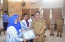 Bupati Sukabumi, Asep Japar, saat memberikan SK pemberian tugas kepada guru yang mendapat tugas sebagai kepala sekolah, Selasa (15/9/2026).