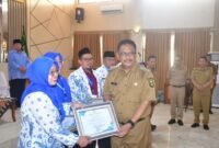 Bupati Sukabumi, Asep Japar, saat memberikan SK pemberian tugas kepada guru yang mendapat tugas sebagai kepala sekolah, Selasa (15/9/2026).