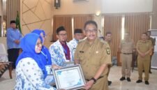 Bupati Sukabumi, Asep Japar, saat memberikan SK pemberian tugas kepada guru yang mendapat tugas sebagai kepala sekolah, Selasa (15/9/2026).