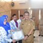 Bupati Sukabumi, Asep Japar, saat memberikan SK pemberian tugas kepada guru yang mendapat tugas sebagai kepala sekolah, Selasa (15/9/2026).