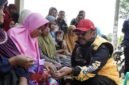 Bupati Sukabumi, Asep Japar, bertatap muka langsung dengan warga sambil memberikan baksos.