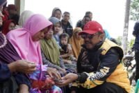 Bupati Sukabumi, Asep Japar, bertatap muka langsung dengan warga sambil memberikan baksos.