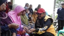 Bupati Sukabumi, Asep Japar, bertatap muka langsung dengan warga sambil memberikan baksos.