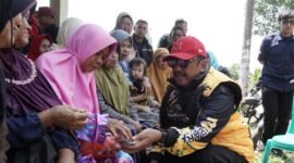 Bupati Sukabumi, Asep Japar, bertatap muka langsung dengan warga sambil memberikan baksos.