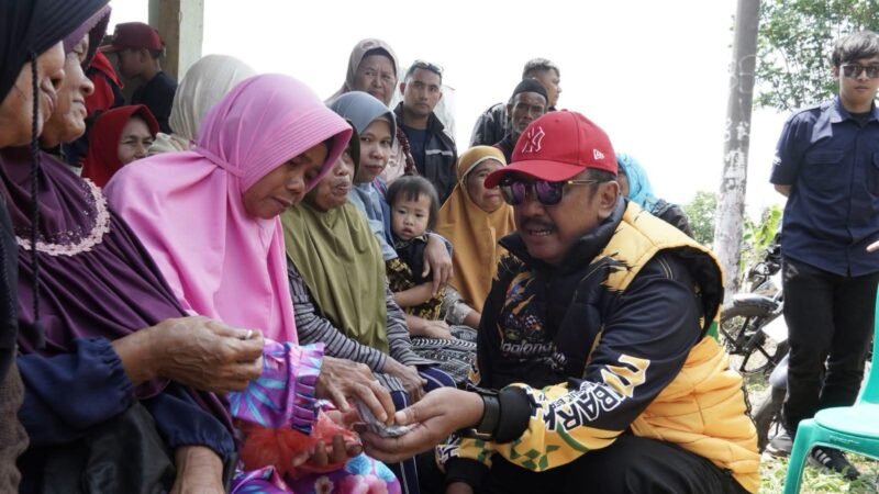 Bupati Sukabumi, Asep Japar, bertatap muka langsung dengan warga sambil memberikan baksos.