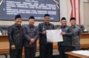 Bupati Sukabumi, Asep Japar (tengah) bersama Pimpinan DPRD Kabupaten Sukabumi poto bersama setelah penandatanganan kesepakatan RAPBD jadi APBD Perubahan 2026.