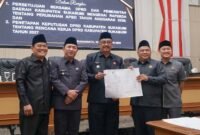 Bupati Sukabumi, Asep Japar (tengah) bersama Pimpinan DPRD Kabupaten Sukabumi poto bersama setelah penandatanganan kesepakatan RAPBD jadi APBD Perubahan 2026.
