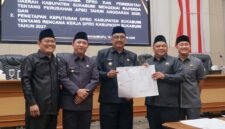 Bupati Sukabumi, Asep Japar (tengah) bersama Pimpinan DPRD Kabupaten Sukabumi poto bersama setelah penandatanganan kesepakatan RAPBD jadi APBD Perubahan 2026.