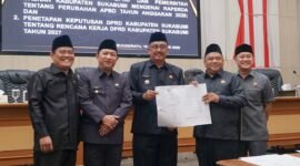 Bupati Sukabumi, Asep Japar (tengah) bersama Pimpinan DPRD Kabupaten Sukabumi poto bersama setelah penandatanganan kesepakatan RAPBD jadi APBD Perubahan 2026.