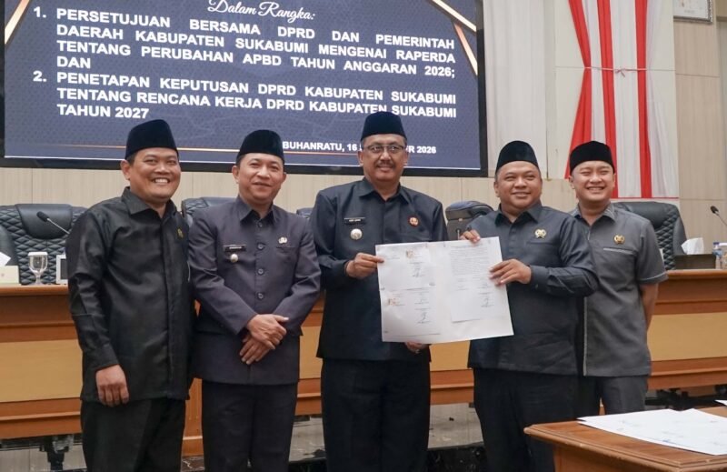 Bupati Sukabumi, Asep Japar (tengah) bersama Pimpinan DPRD Kabupaten Sukabumi poto bersama setelah penandatanganan kesepakatan RAPBD jadi APBD Perubahan 2026.