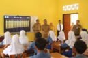 Wakil Bupati Sukabumi, Andreas (depan), bersama Kepala Dinas Pendidikan, Deden Sumpena (belakang).