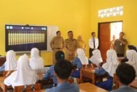 Wakil Bupati Sukabumi, Andreas (depan), bersama Kepala Dinas Pendidikan, Deden Sumpena (belakang).