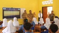Wakil Bupati Sukabumi, Andreas (depan), bersama Kepala Dinas Pendidikan, Deden Sumpena (belakang).
