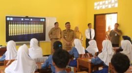 Wakil Bupati Sukabumi, Andreas (depan), bersama Kepala Dinas Pendidikan, Deden Sumpena (belakang).