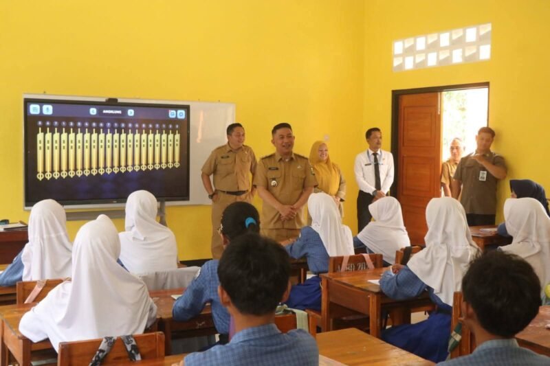 Wakil Bupati Sukabumi, Andreas (depan), bersama Kepala Dinas Pendidikan, Deden Sumpena (belakang).