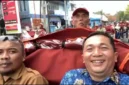 Ketua PGRI Kecamatan Palabuhanratu, Bayu Risnandar (kiri), Kepala Dinas Pendidikan Kabupaten Sukabumi, Deden Sumpena (kanan).