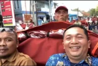 Ketua PGRI Kecamatan Palabuhanratu, Bayu Risnandar (kiri), Kepala Dinas Pendidikan Kabupaten Sukabumi, Deden Sumpena (kanan).