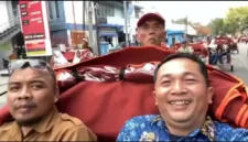 Ketua PGRI Kecamatan Palabuhanratu, Bayu Risnandar (kiri), Kepala Dinas Pendidikan Kabupaten Sukabumi, Deden Sumpena (kanan).