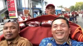 Ketua PGRI Kecamatan Palabuhanratu, Bayu Risnandar (kiri), Kepala Dinas Pendidikan Kabupaten Sukabumi, Deden Sumpena (kanan).