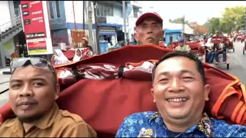 Ketua PGRI Kecamatan Palabuhanratu, Bayu Risnandar (kiri), Kepala Dinas Pendidikan Kabupaten Sukabumi, Deden Sumpena (kanan).