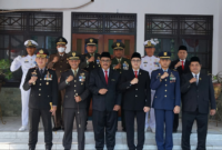 Anggota DPRD Kabupaten Sukabumi, Mansyurudin (sisi kanan), saat poto bersama, Senin (5/10/2026).