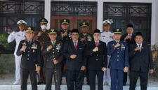 Anggota DPRD Kabupaten Sukabumi, Mansyurudin (sisi kanan), saat poto bersama, Senin (5/10/2026).