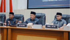 Rapat paripurna DPRD Kabupaten Sukabumi bahas dua raperda strategis, Kamis (1/10/2026).